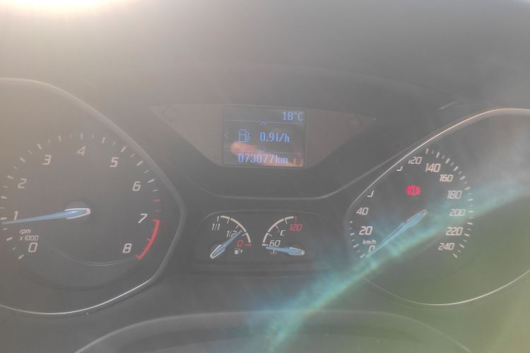 福特 福克斯 2012款 三厢 1.6L 手动风尚型中控内饰15