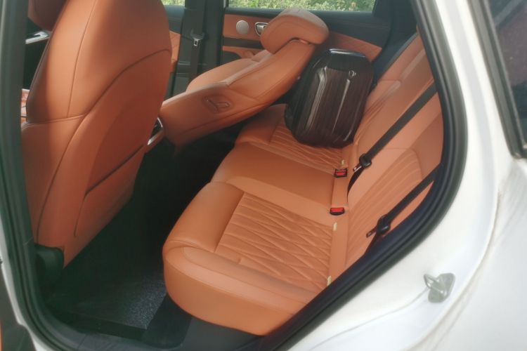 哪吒汽车 哪吒L 2024款 增程 310 闪充红衣版中控内饰7004