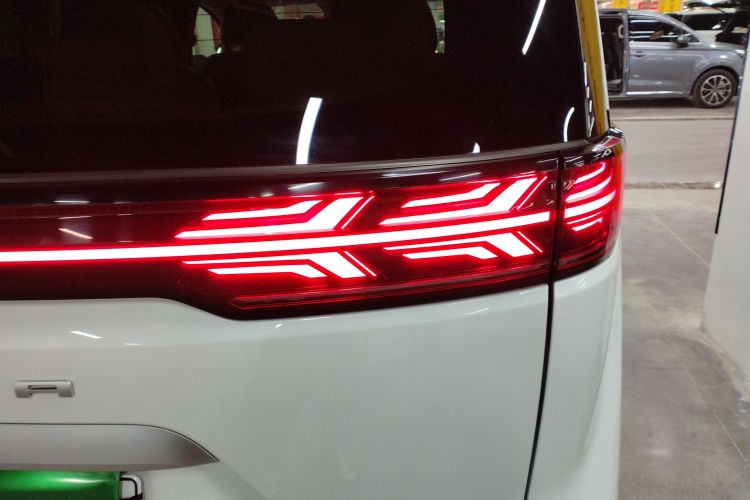 腾势D9 2022款 DM-i 1040 尊贵型车身外观9