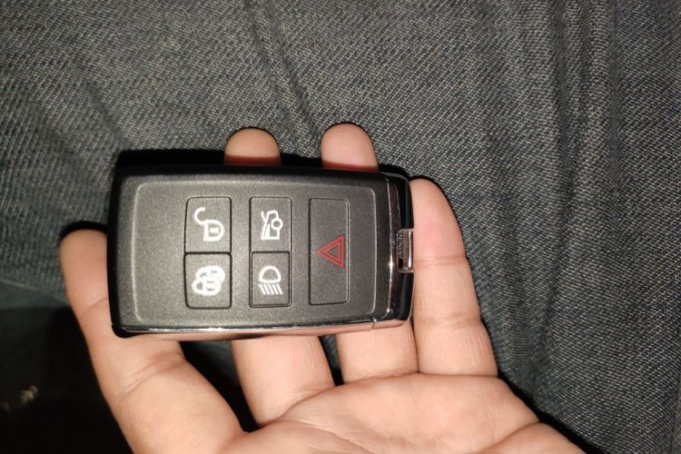 捷豹XEL 2022款 2.0T 250PS R-DYNAMIC S进取运动版中控内饰7001