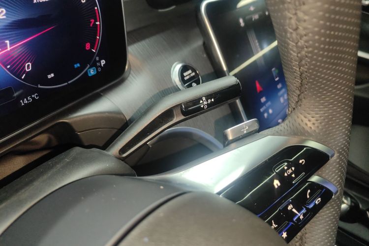 奔驰C级 2023款 改款 C 200 L 运动版中控内饰18