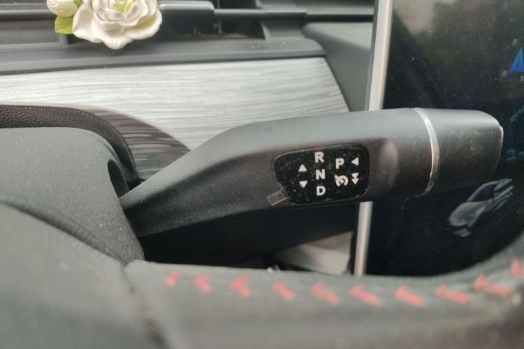 哪吒汽车 哪吒V 2022款 潮 400 Lite局部细节18