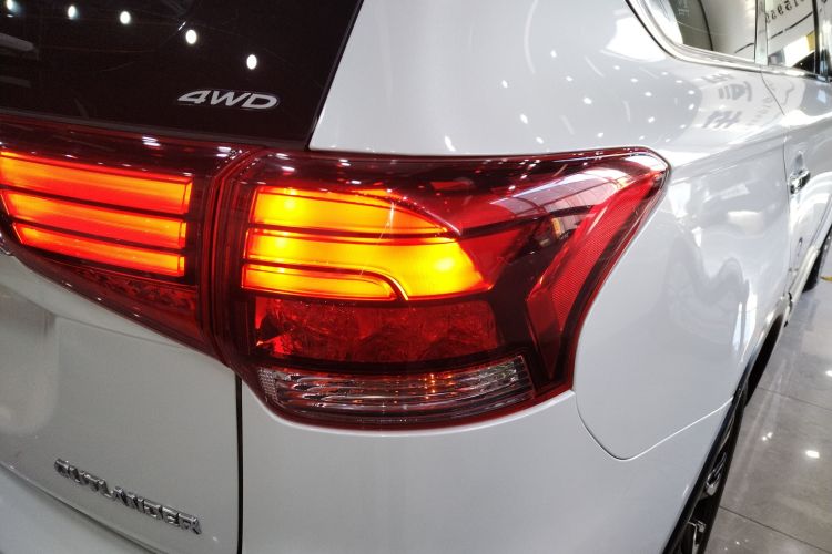 三菱 欧蓝德 2020款 2.4L 四驱致享版 5座车身外观9