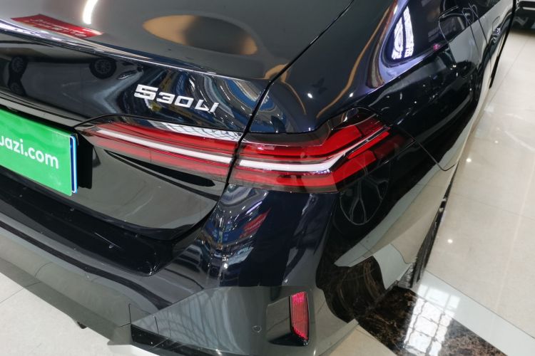 宝马5系 2025款 530Li 领先型 M运动套装车身外观9