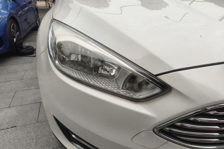 福特 福克斯 2017款 三厢 1.6L 手动风尚型智行版车身外观8