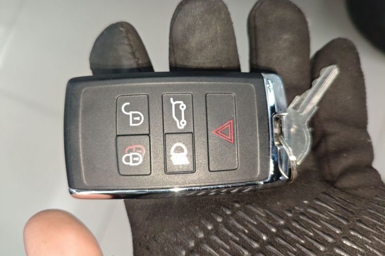 路虎卫士 2023款 改款 110 3.0T P400 暗黑特别版中控内饰7001