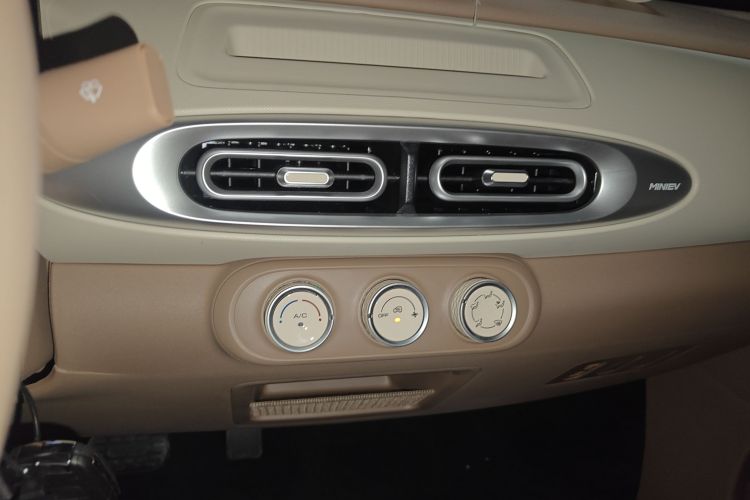 五菱汽车 宏光MINIEV 2025款 四门版 进阶款中控内饰16