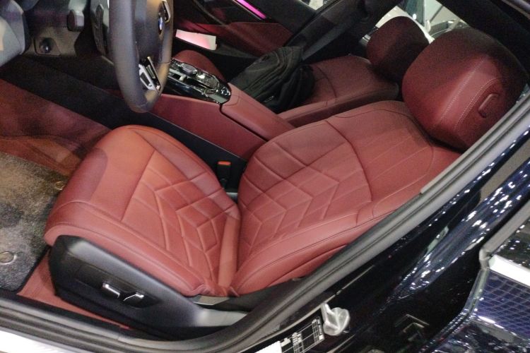 宝马5系 2025款 530Li 领先型 M运动套装中控内饰19