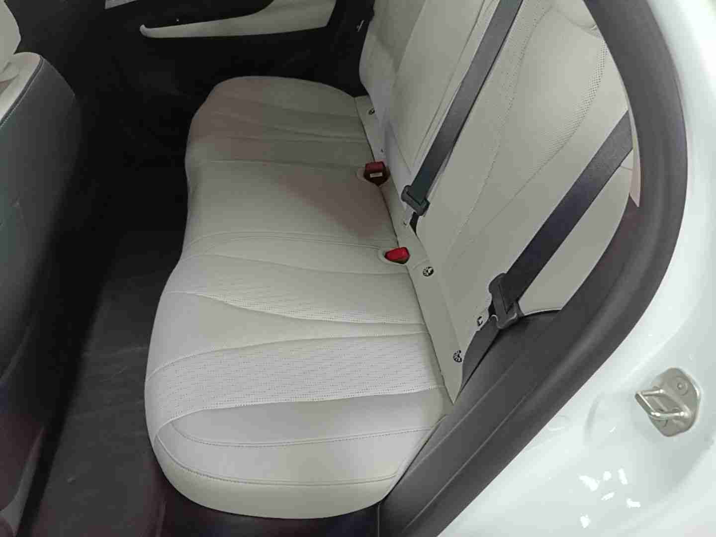 车辆左侧后座椅展示