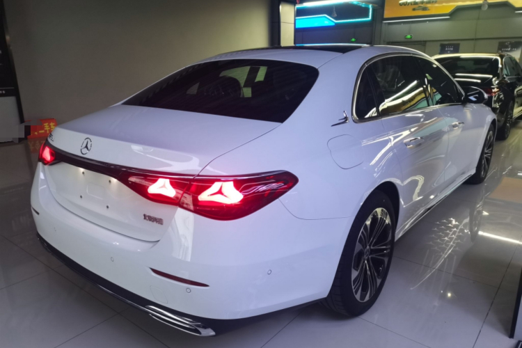 奔驰E级新能源 2024款 E 350 e L 插电式混合动力轿车车身外观7