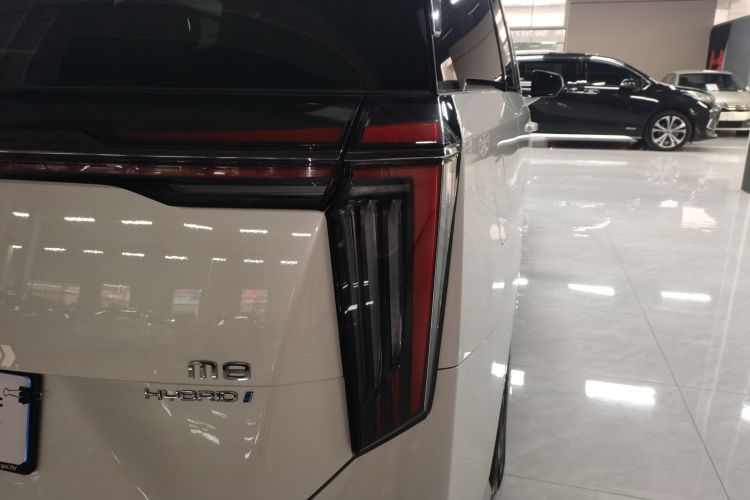 广汽传祺 传祺M8 2023款 宗师系列 双擎 御尊版车身外观9