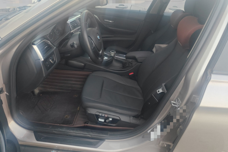 宝马3系 2016款 320i 时尚型中控内饰19