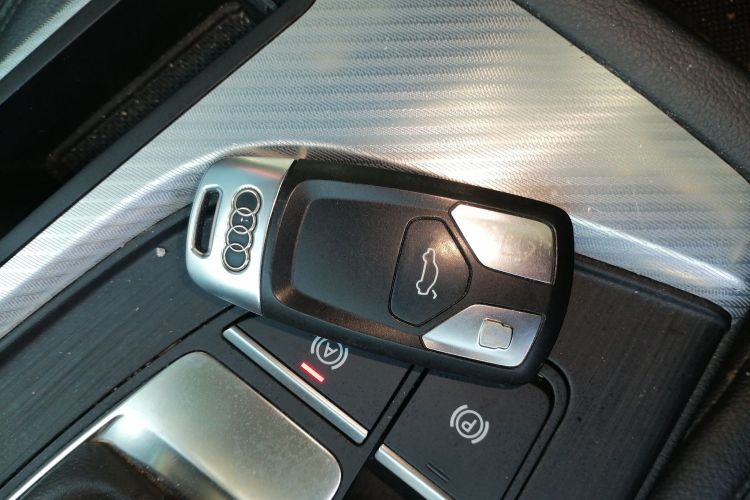 奥迪A4L 2017款 40 TFSI 时尚型中控内饰11