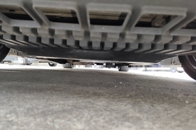 奔驰E级 2015款 E 260 L 运动豪华型局部细节9008