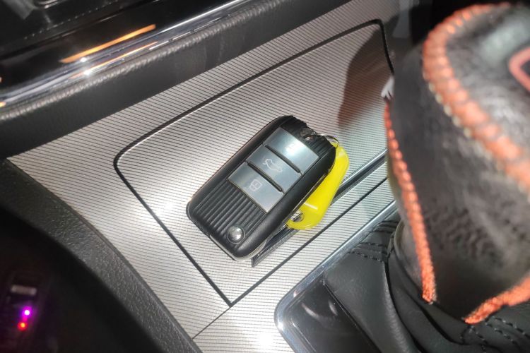 荣威RX5新能源 2017款 eRX5 50T 混动互联尊荣旗舰版中控内饰7001