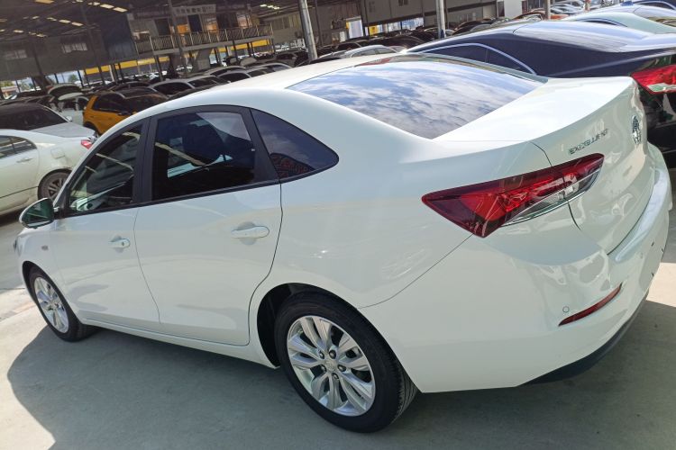 别克 英朗 2021款 改款 典范 1.5L 自动精英型车身外观4