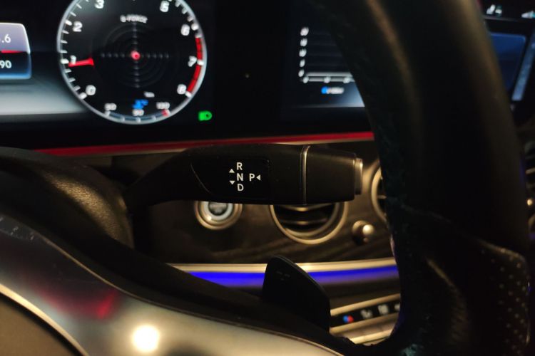 奔驰E级 2019款 E 300 L 运动豪华型中控内饰18