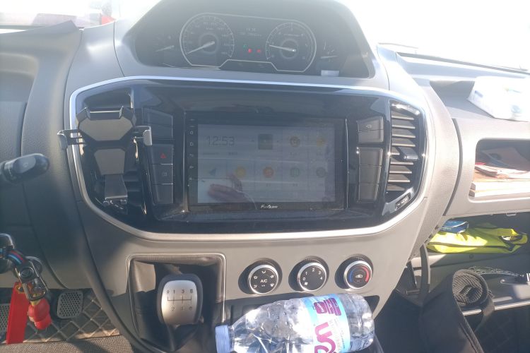 上汽大通MAXUS 新途V80 2021款 2.0T 手动经典城配王短轴中顶3座中控内饰16