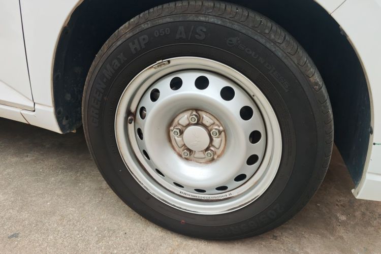 五菱汽车 五菱宏光PLUS 2020款 1.5L 手动标准型 5座车身外观10