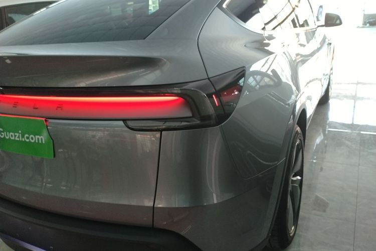 特斯拉 Model Y 2025款 长续航全轮驱动版车身外观9