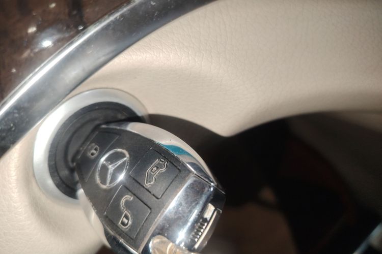 奔驰V级 2016款 V 260 L 尊贵加长版中控内饰11