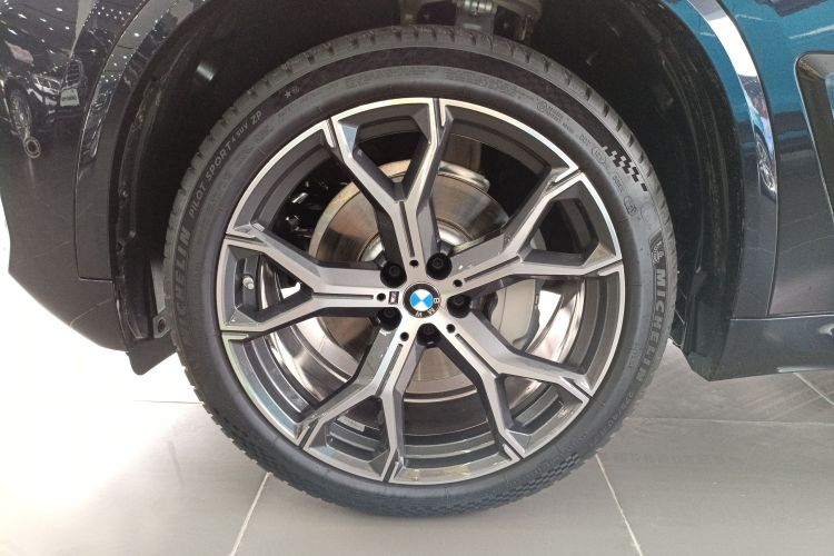 宝马X5 2023款 xDrive 30Li 尊享型M运动曜夜套装车身外观6007