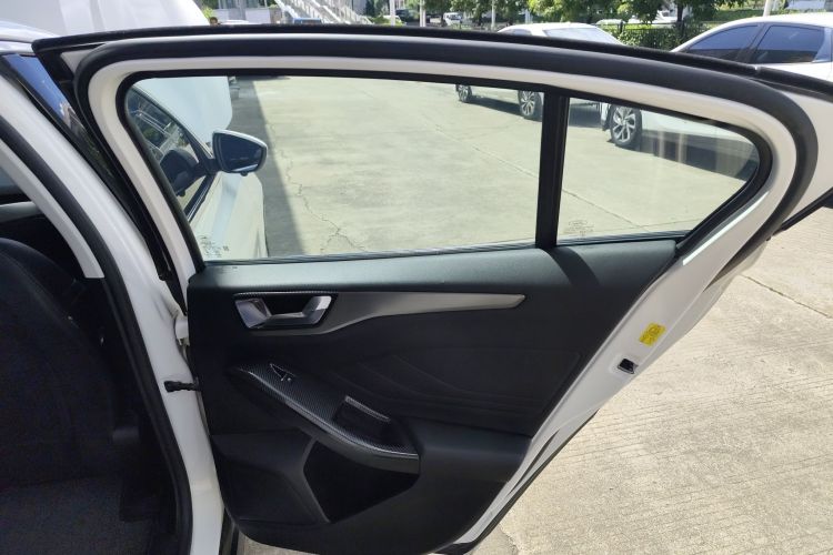 福特 福克斯 2019款 两厢 EcoBoost 180 自动锋潮型中控内饰45