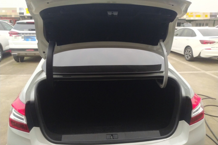 标致408 2014款 1.8L 自动豪华版机舱底盘23