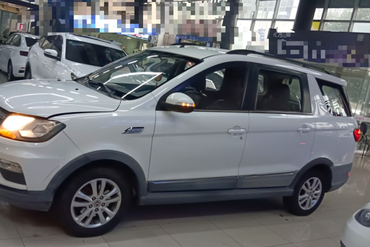 东风风光 风光370 2016款 1.5L 手动精英居家版 7座车身外观4