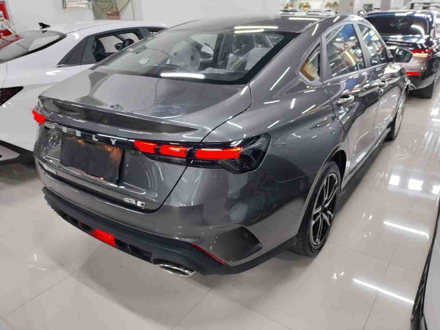 车辆右后45度外观展示
