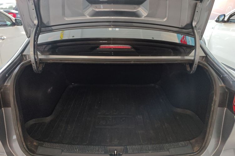 荣威i5 2023款 1.5L 手动舒享版机舱底盘23