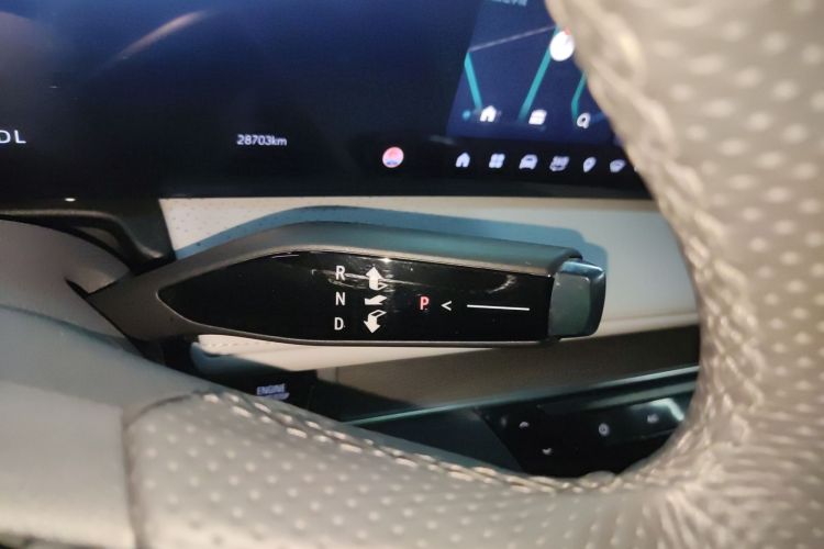 别克GL8 2025款 陆尊 智享版中控内饰18