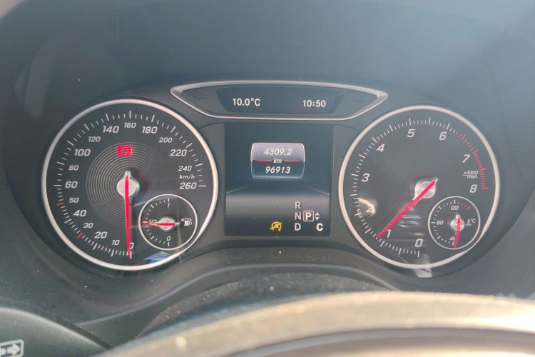 奔驰A级(进口) 2016款 A 200 动感型中控内饰14