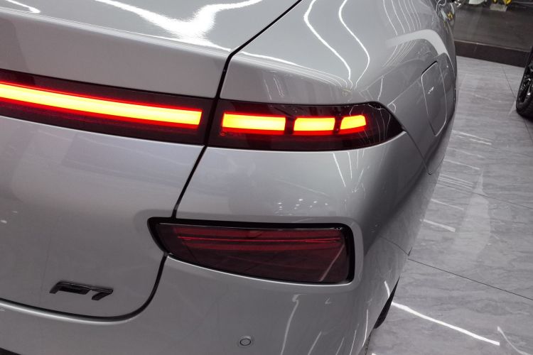 小鹏P7 2021款 480N车身外观9