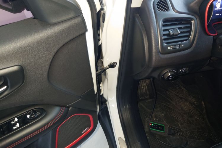 Jeep 指南者 2017款 200TS 自动高性能四驱版中控内饰20