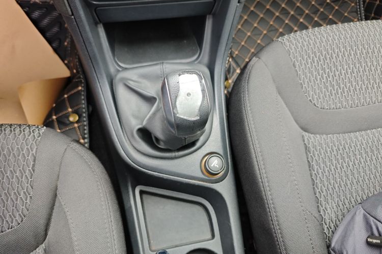 标致308 2014款 乐享版 经典 1.6L 手动优尚型中控内饰18