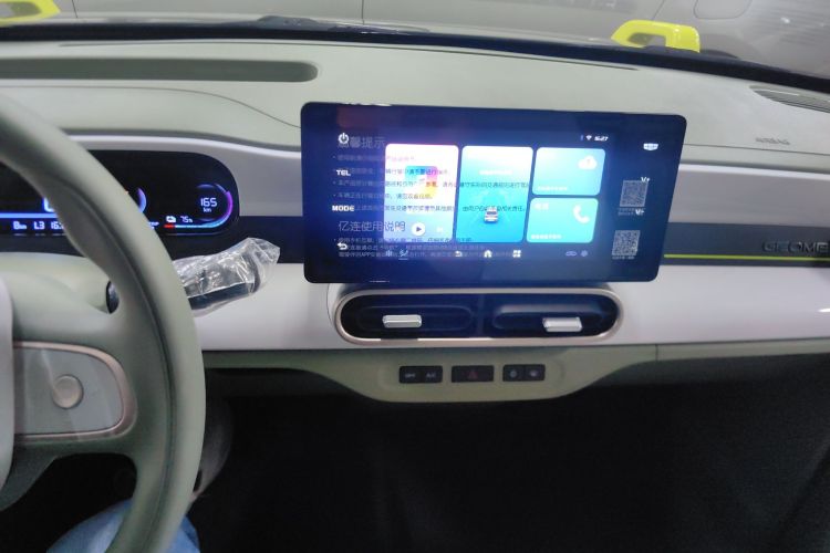 吉利银河 2025款 210km 熊猫卡丁中控内饰16