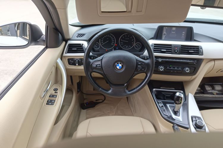 宝马3系 2013款 316i 进取型中控内饰13