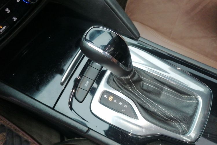 别克 君威 2019款 20T 精英型 国VI中控内饰18