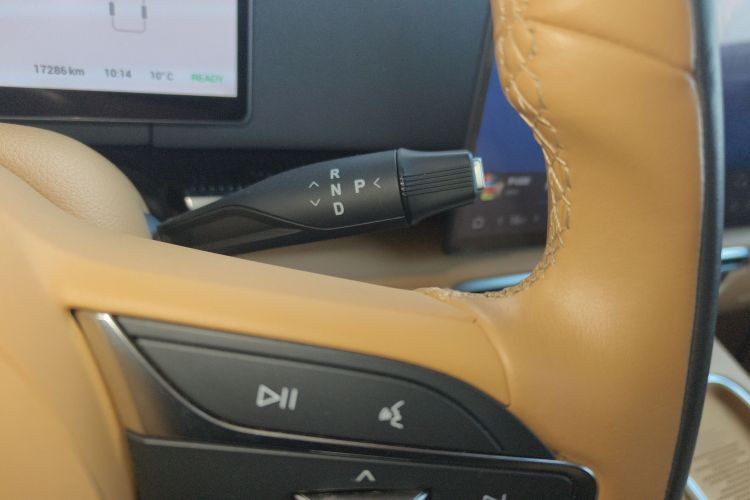 岚图汽车 岚图梦想家 2025款 PHEV 四驱旗舰鲲鹏版中控内饰18