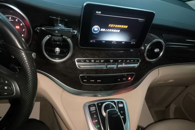 奔驰V级 2017款 V 260 L 尊贵加长版中控内饰16