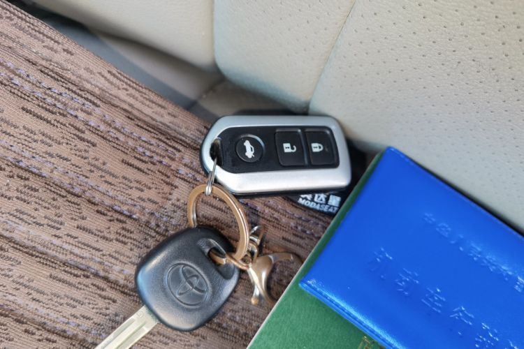 丰田 凯美瑞 2013款 200E 经典精英版中控内饰11