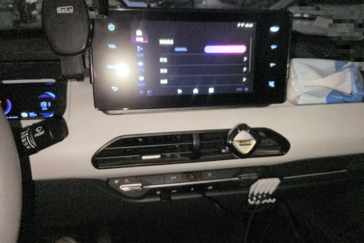 吉利银河 2023款 熊猫mini 200km 耐力熊中控内饰16