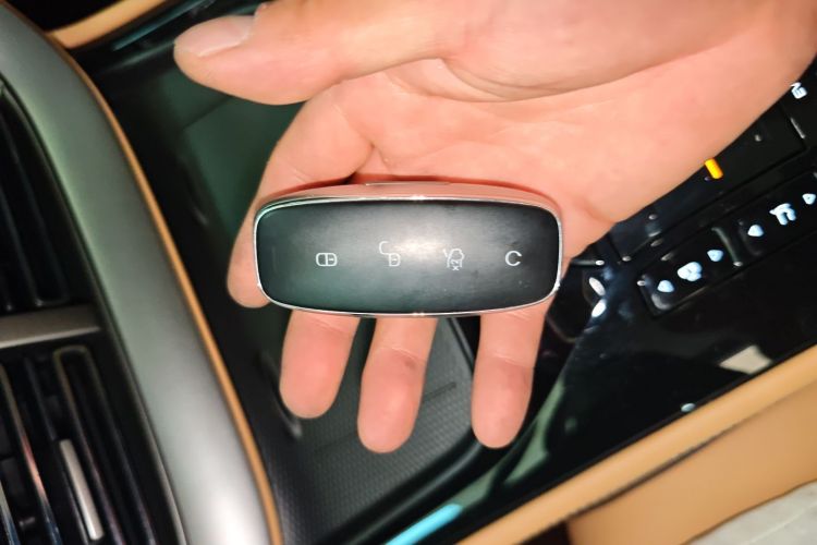 腾势D9 2024款 DM-i 980 四驱尊荣型中控内饰11