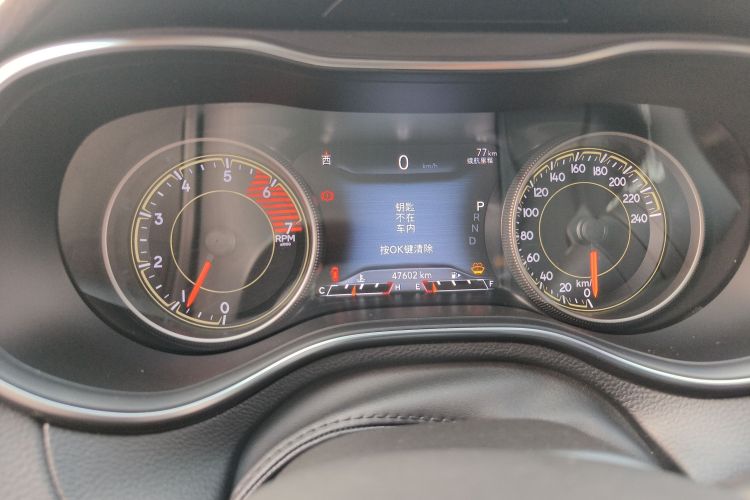 Jeep 自由光 2020款 2.0T 两驱领先版中控内饰14