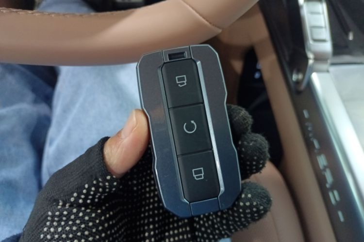 猛士M817 2025款 Max中控内饰7001