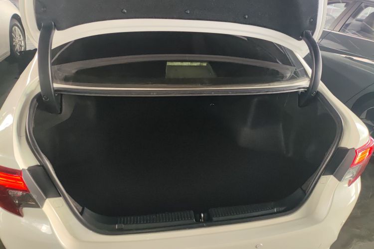 丰田 锐志 2013款 2.5V 菁锐版机舱底盘23