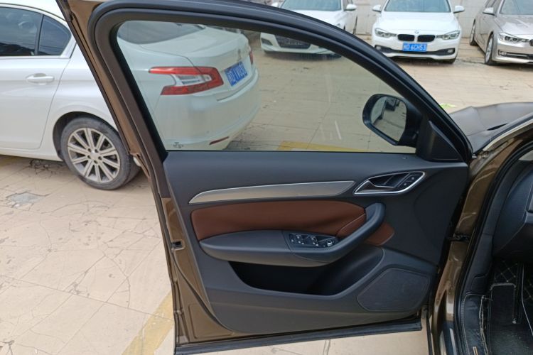 奥迪Q3 2013款 35 TFSI quattro 技术型中控内饰7007