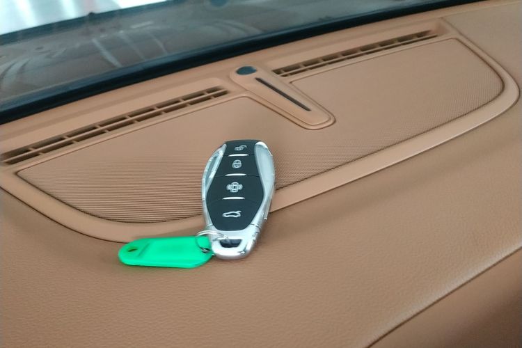 红旗H9 2024款 2.0T 旗畅 私享风尚版中控内饰11