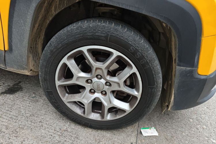 Jeep 自由侠 2018款 互联大屏版 180T 自动高能版车身外观10